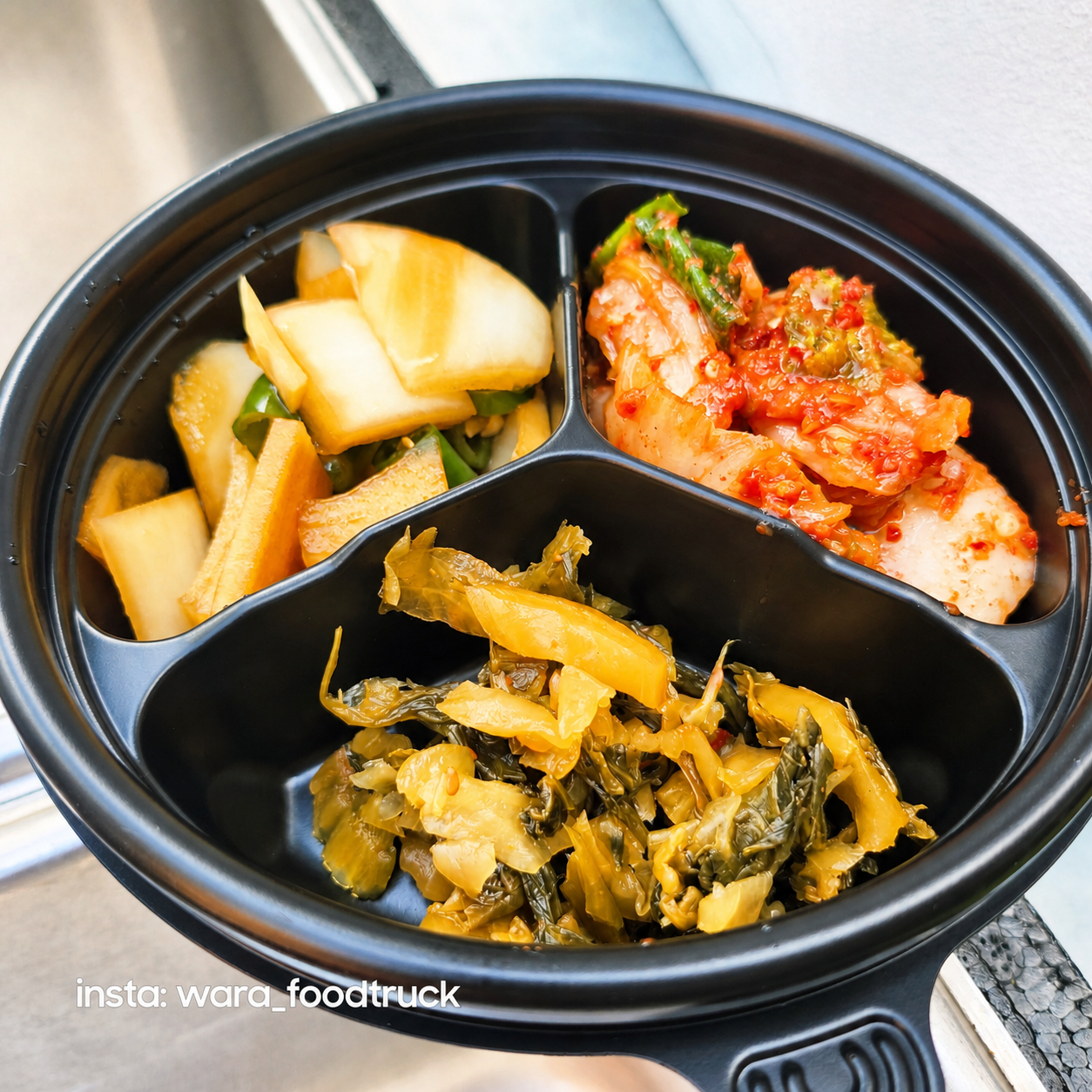 삼계탕과 함께 제공한 김치와 장아찌류 3칸 반찬
